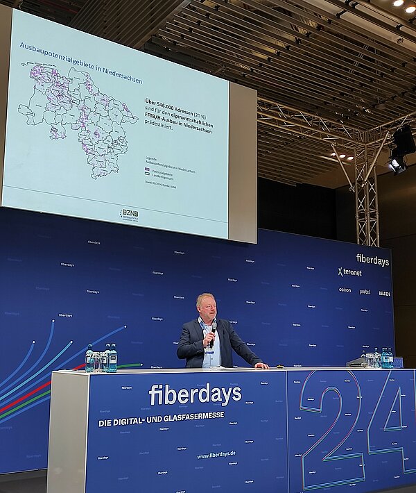 Peer Beyersdorff, Geschäftsführer des Breitbandzentrums Niedersachsen-Bremen, informierte auf den Fiberdays24 u. a. über die Ausbaupotenzialgebiete in Niedersachsen. (Foto: BZNB)